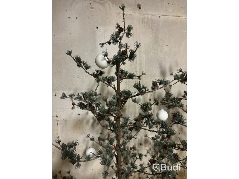 2 st. Julträd i plast. Ord. pris inkl. moms: ca 3000 kr