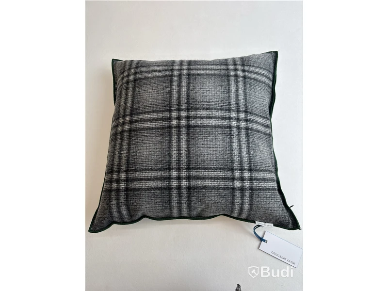 Soffkudde Designers Guild. Ord. pris inkl. moms: ca 990 kr.