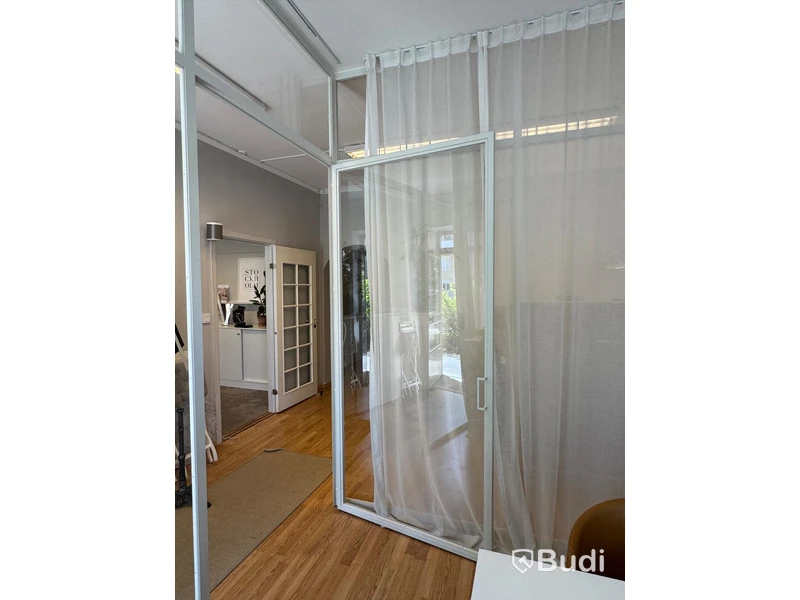 Glasvägg med dörr & skiljevägg i vinkel Stolt smide & design 360 cm x 321 cm