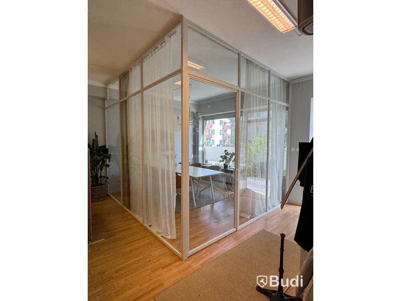 Glasvägg med dörr & skiljevägg i vinkel Stolt smide & design 360 cm x 321 cm
