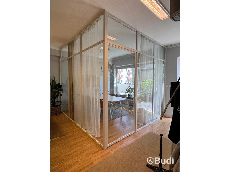Glasvägg med dörr & skiljevägg i vinkel Stolt smide & design 360 cm x 321 cm
