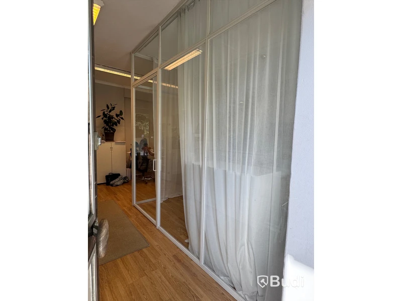 Glasvägg med dörr & skiljevägg i vinkel Stolt smide & design 360 cm x 321 cm