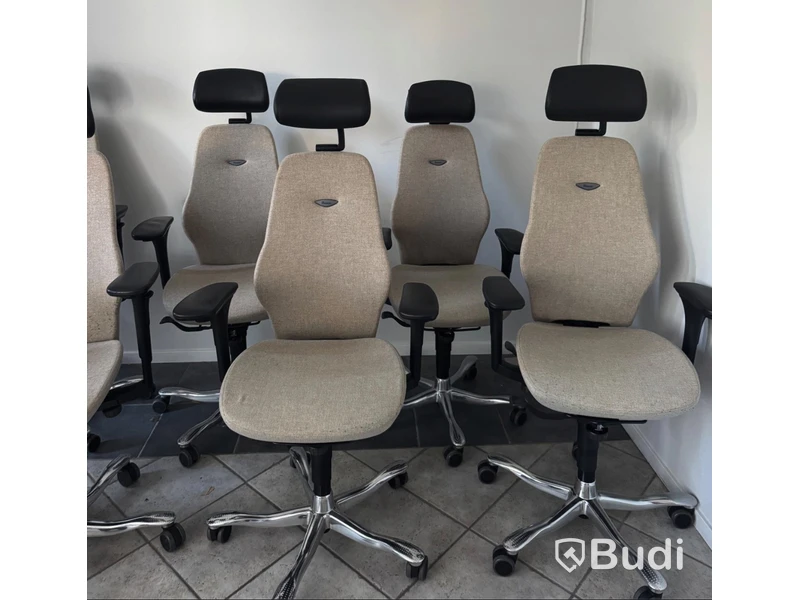 8 st. Kinnarps arbetsstol plus, beige, med polerat aluminumkryss