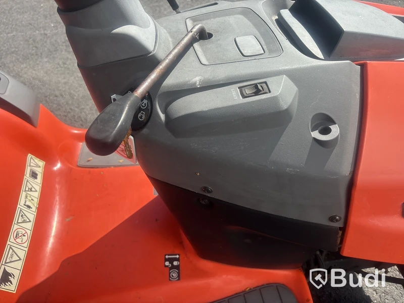Trädgårdstraktor Husqvarna LT151 med snöblad och kärra.