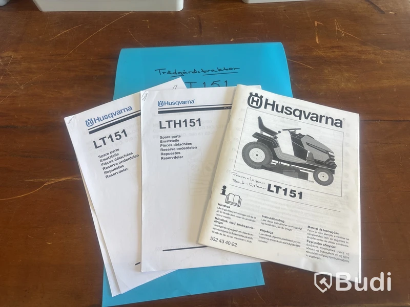 Trädgårdstraktor Husqvarna LT151 med snöblad och kärra.