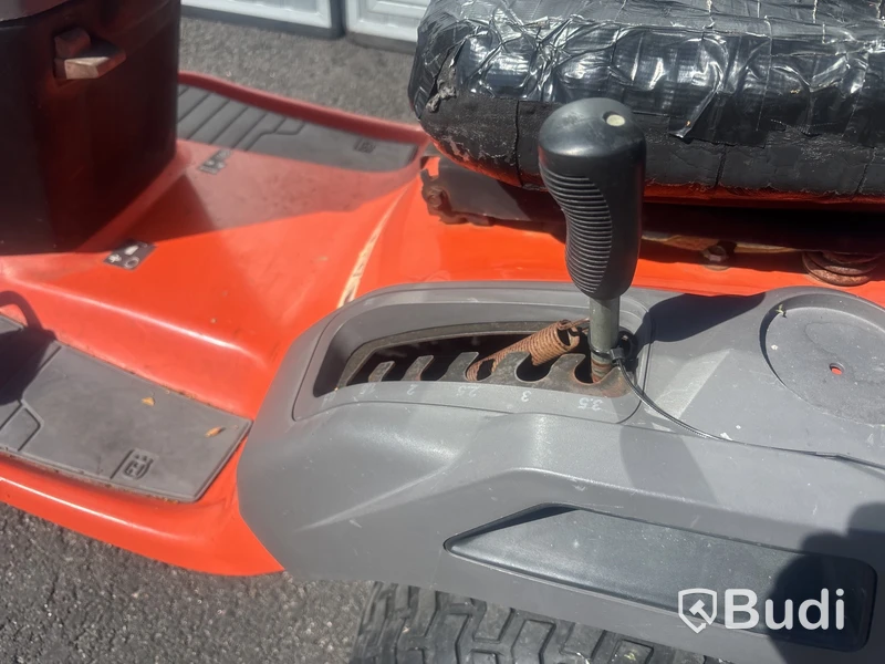 Trädgårdstraktor Husqvarna LT151 med snöblad och kärra.