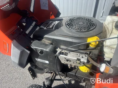 Trädgårdstraktor Husqvarna LT151 med snöblad och kärra.