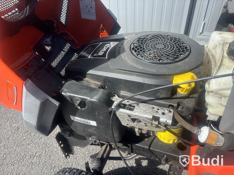 Trädgårdstraktor Husqvarna LT151 med snöblad och kärra.