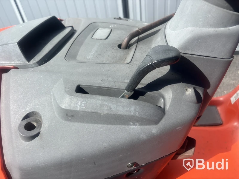 Trädgårdstraktor Husqvarna LT151 med snöblad och kärra.