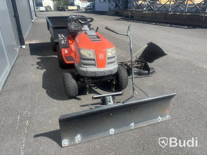 Trädgårdstraktor Husqvarna LT151 med snöblad och kärra.