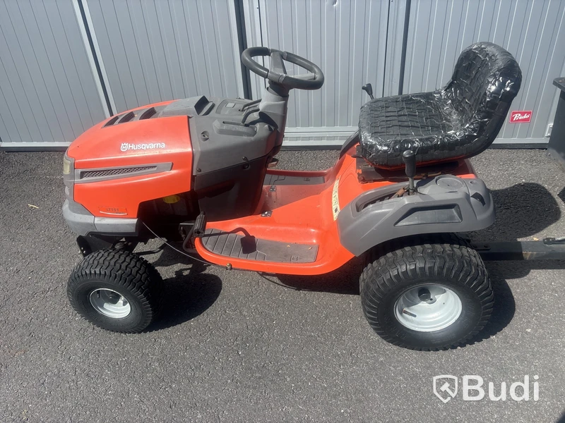 Trädgårdstraktor Husqvarna LT151 med snöblad och kärra.