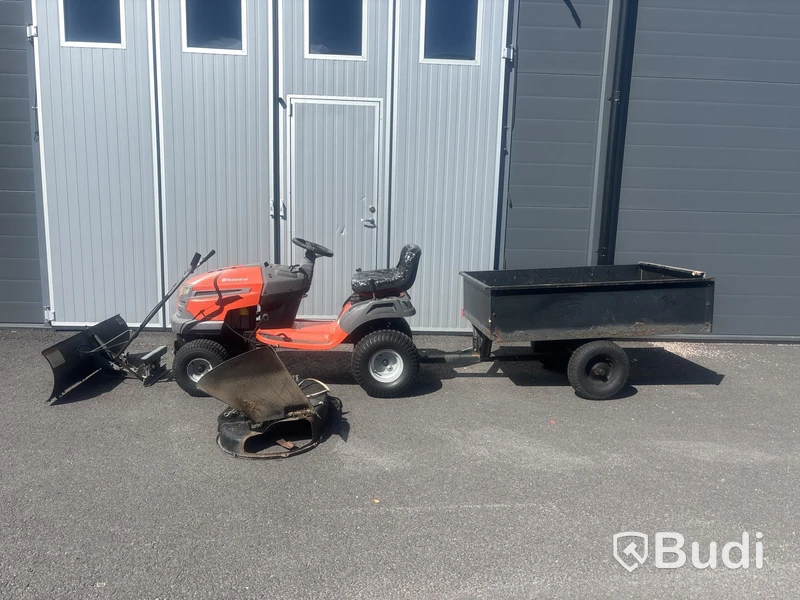 Trädgårdstraktor Husqvarna LT151 med snöblad och kärra.