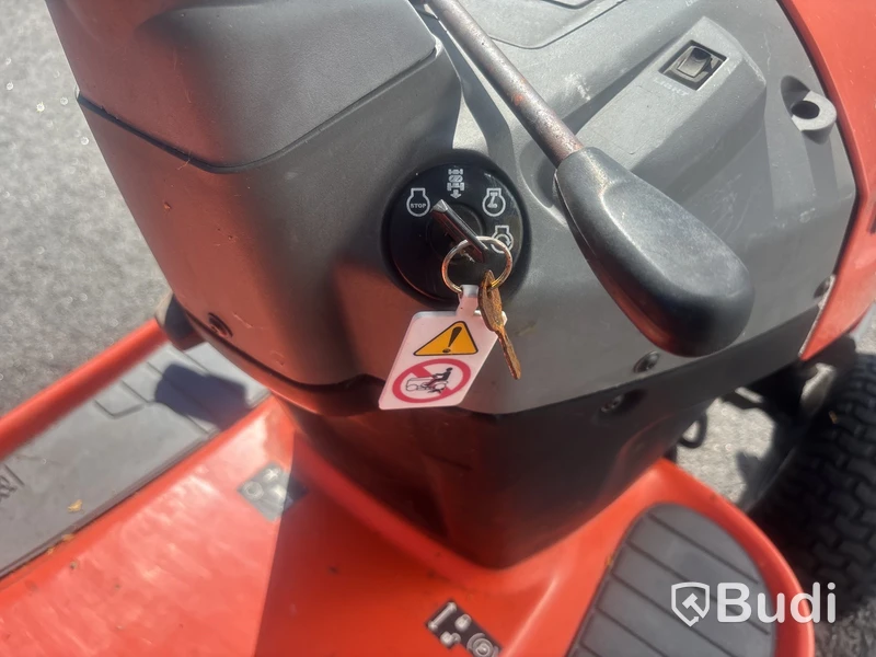 Trädgårdstraktor Husqvarna LT151 med snöblad och kärra.
