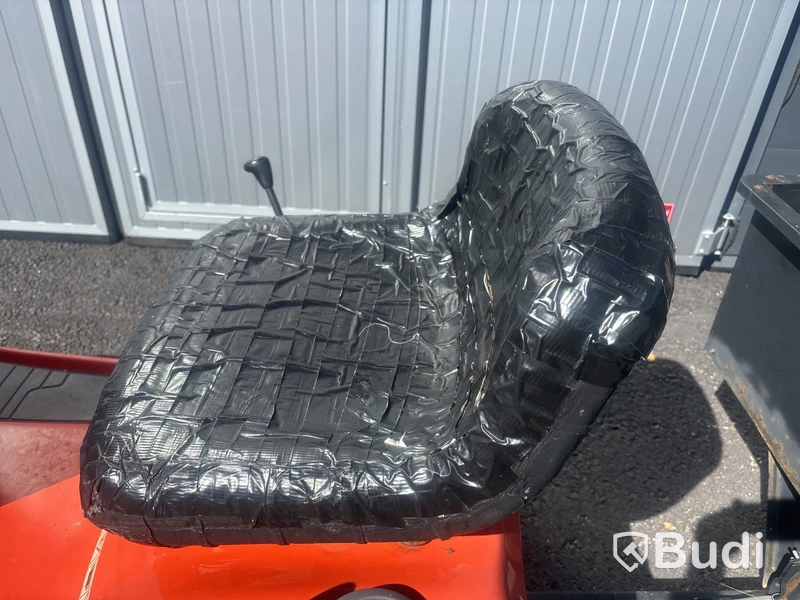 Trädgårdstraktor Husqvarna LT151 med snöblad och kärra.