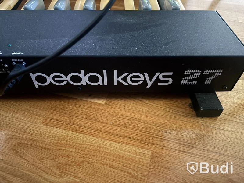 Orgel Nord C2D och Pedal Keys 27 och transportväska