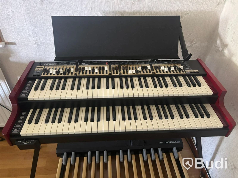 Orgel Nord C2D och Pedal Keys 27 och transportväska