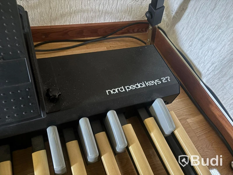Orgel Nord C2D och Pedal Keys 27 och transportväska