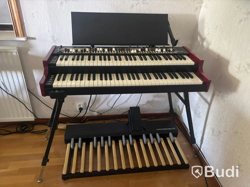 Orgel Nord C2D och Pedal Keys 27 och transportväska