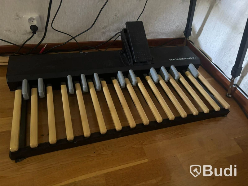Orgel Nord C2D och Pedal Keys 27 och transportväska