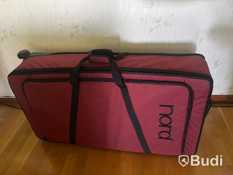 Orgel Nord C2D och Pedal Keys 27 och transportväska