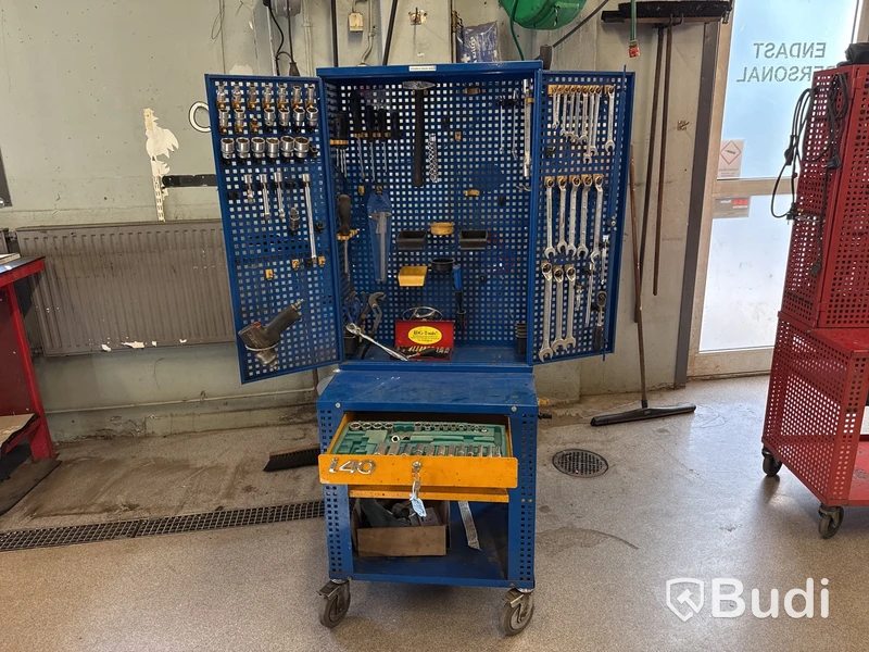 Verktygsvagn på hjul med verktyg