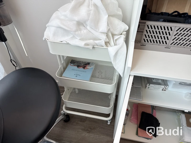 Skönhetssalong med mycket utrustning
