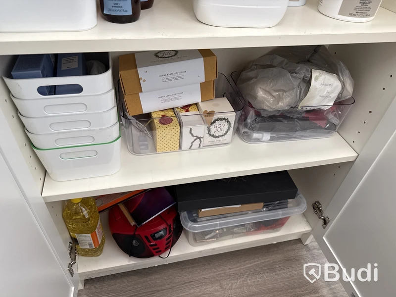 Skönhetssalong med mycket utrustning