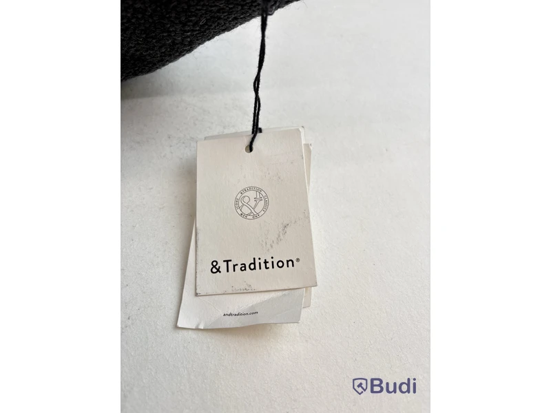 2 st. Soffkuddar &Tradition och Muuto. Totalt ord. pris inkl. moms: ca 1890 kr