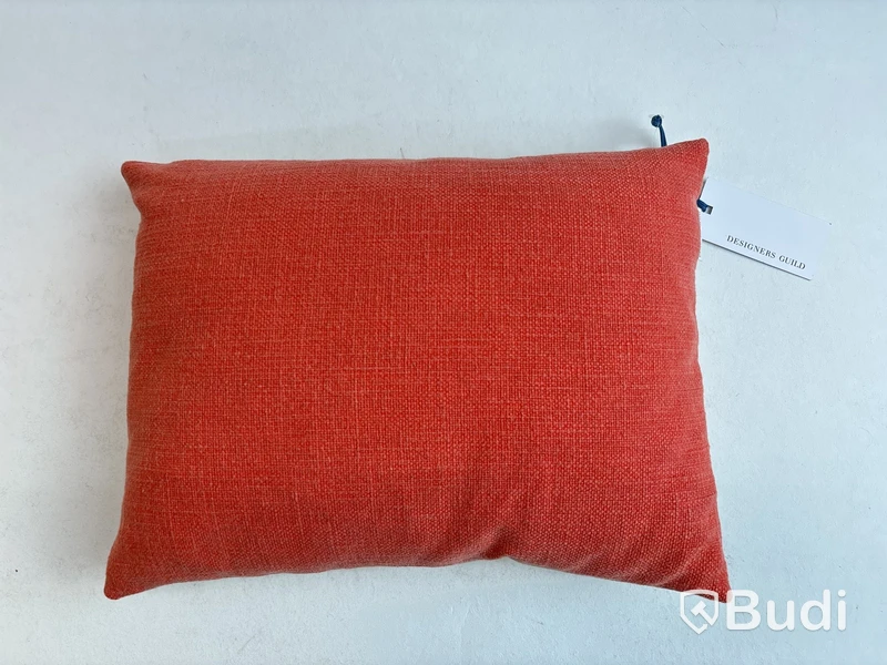 3 st. Soffkuddar, olika modeller och storlekar. Totalt ord. pris inkl. moms: ca 3449 kr.