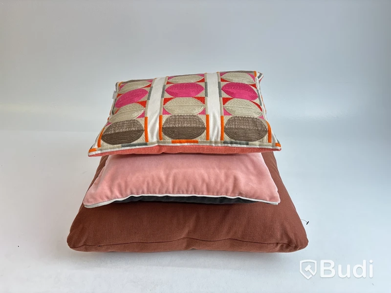 3 st. Soffkuddar, olika modeller och storlekar. Totalt ord. pris inkl. moms: ca 3449 kr.