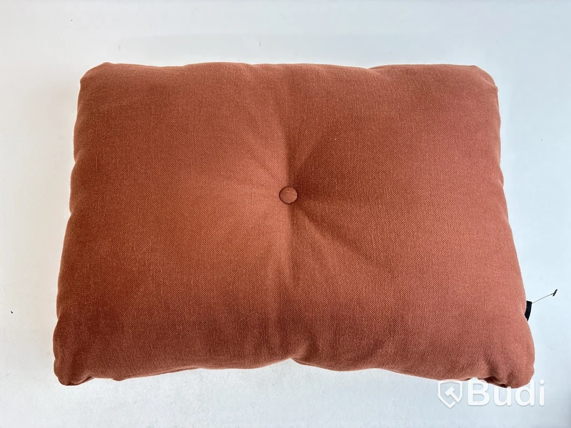 3 st. Soffkuddar, olika modeller och storlekar. Totalt ord. pris inkl. moms: ca 3449 kr.