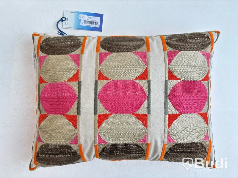 3 st. Soffkuddar, olika modeller och storlekar. Totalt ord. pris inkl. moms: ca 3449 kr.