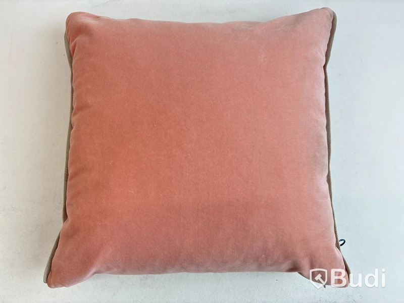 3 st. Soffkuddar, olika modeller och storlekar. Totalt ord. pris inkl. moms: ca 3449 kr.