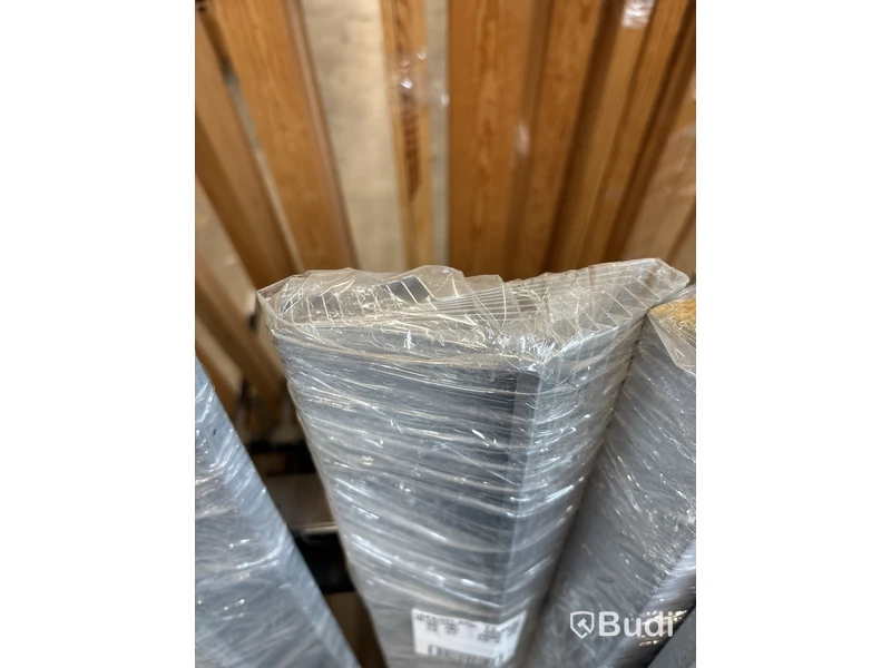 Parti med aluminium plåtar, olika storlekar