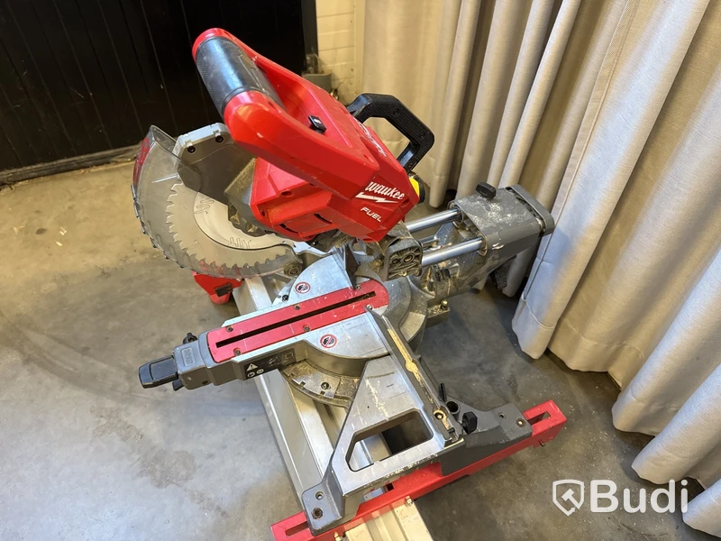 Batteridriven kap- & gersåg Milwaukee M18 FMS190 med bänk MSL 2000