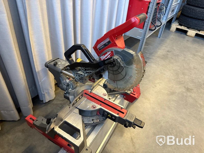Batteridriven kap- & gersåg Milwaukee M18 FMS190 med bänk MSL 2000
