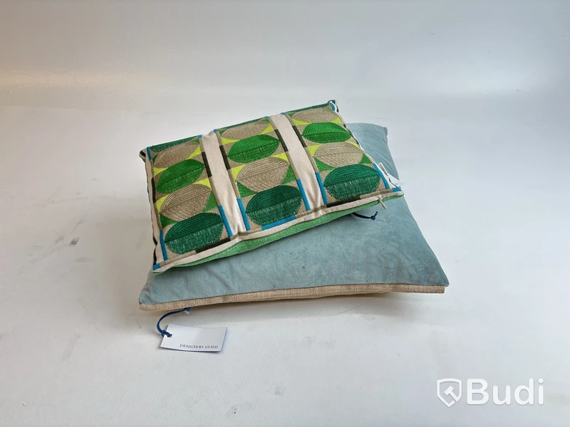 2 st. Soffkuddar Designers Guild Ord. pris inkl. moms: ca 2200 kr.