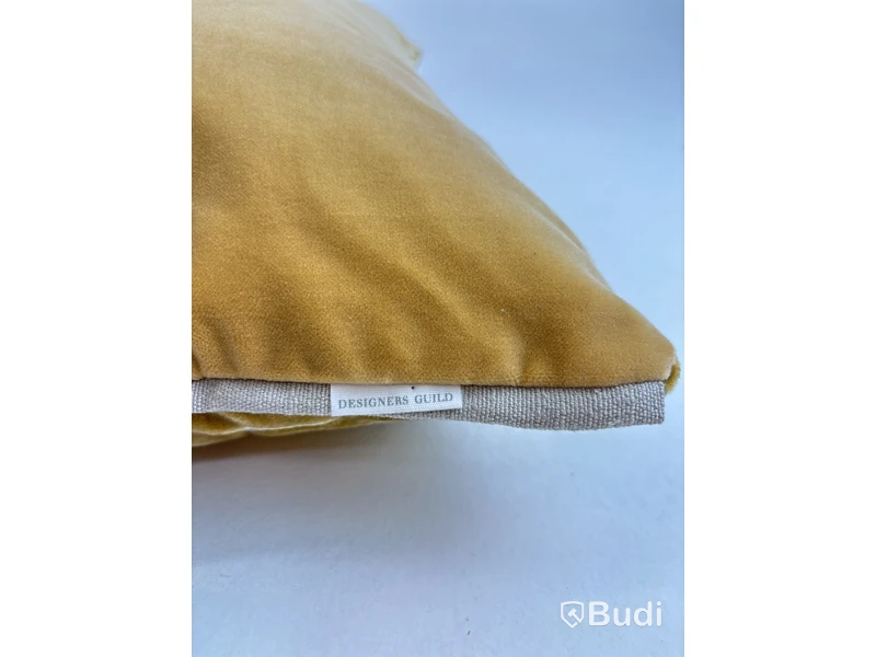 Soffkudde Designers Guild, guld. Ord. pris inkl. moms: ca 1950 kr.