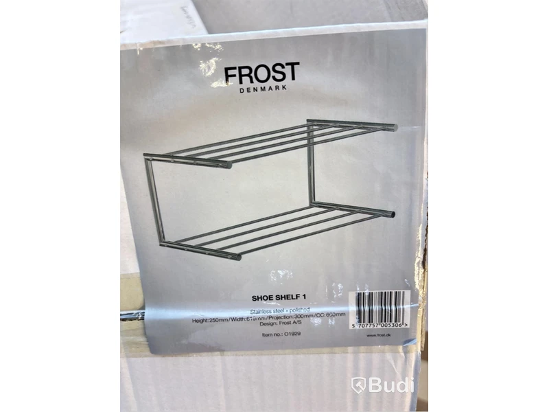Skohylla Frost O1929 polerat rostfritt stål. Ord. pris inkl. moms: ca 3000 kr.