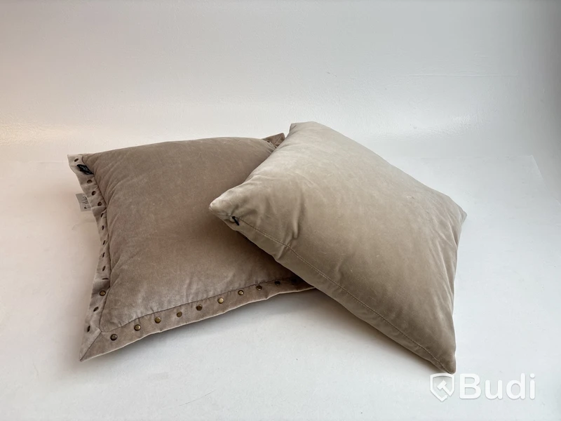 2 st. Soffkuddar Vipp och Classic Collection. Ord. pris inkl. Moms: ca 1090 kr.