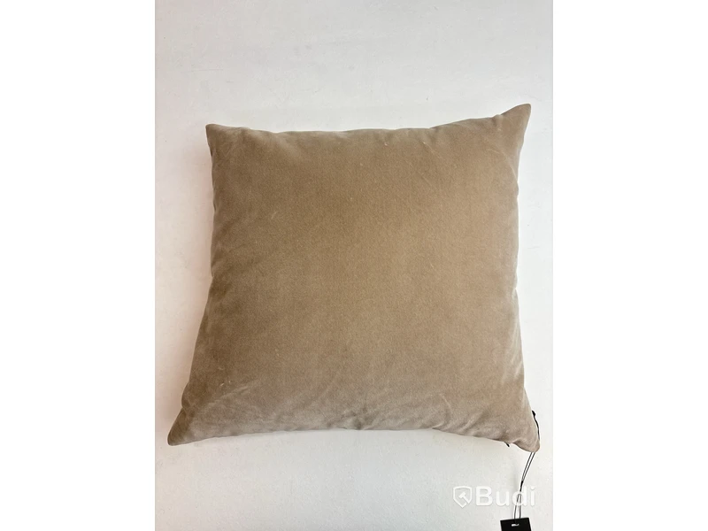 2 st. Soffkuddar Vipp och Classic Collection. Ord. pris inkl. Moms: ca 1090 kr.