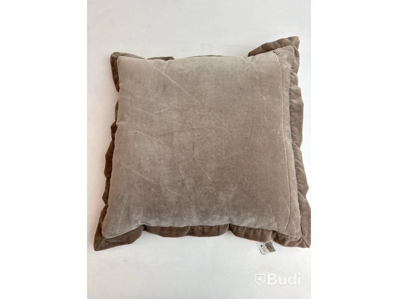 2 st. Soffkuddar Vipp och Classic Collection. Ord. pris inkl. Moms: ca 1090 kr.