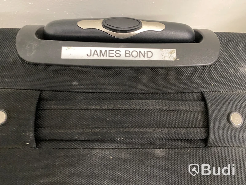 Tema James Bond, Resväska Cavalet med maskeradkläder