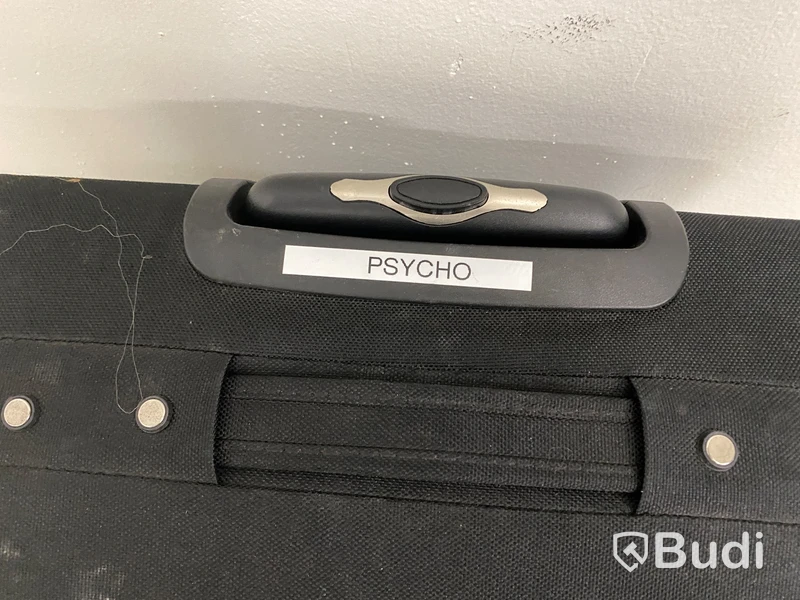 Tema Pshyco, Resväska Cavalet med maskeradkläder