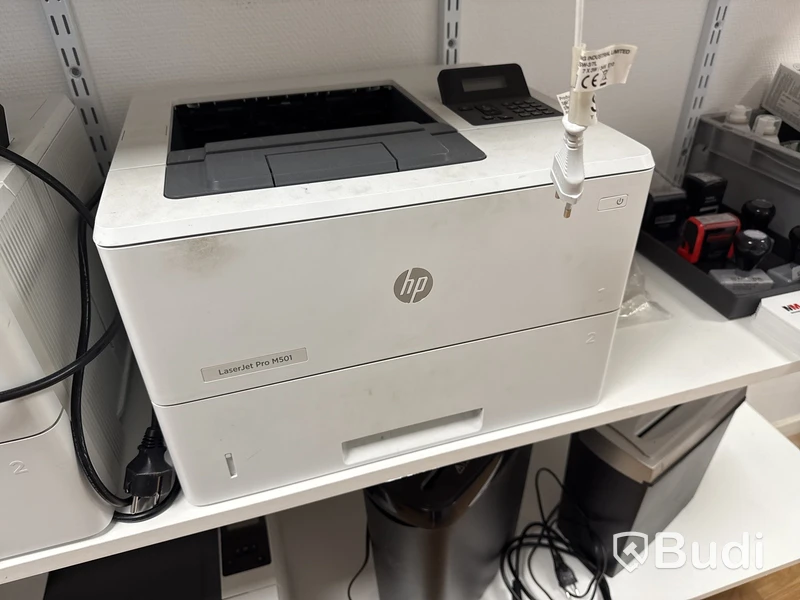 Skrivare, TV-apparater och accesspunkter från Cisco, rack, datorskärmar och övrig elektronik