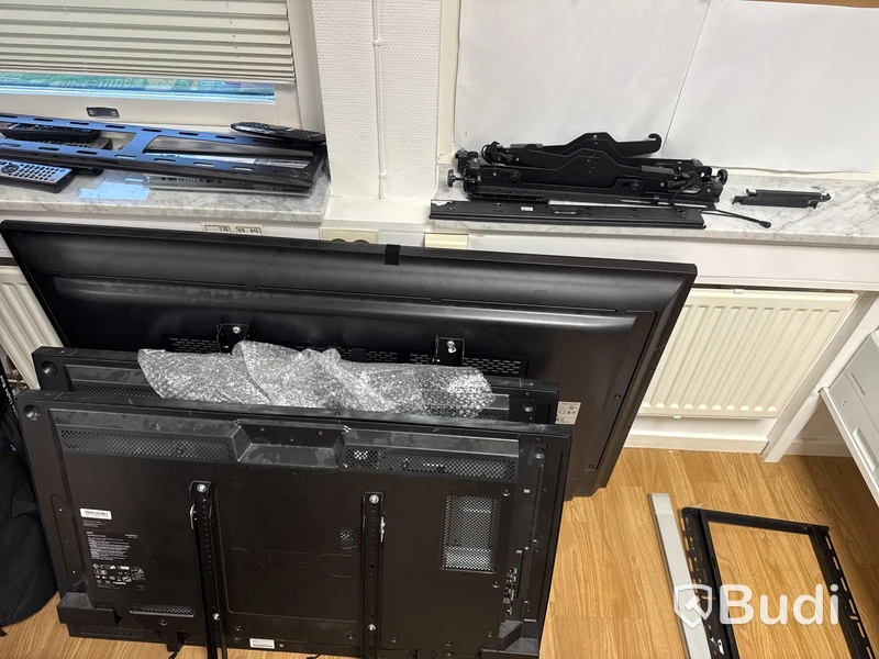 Skrivare, TV-apparater och accesspunkter från Cisco, rack, datorskärmar och övrig elektronik