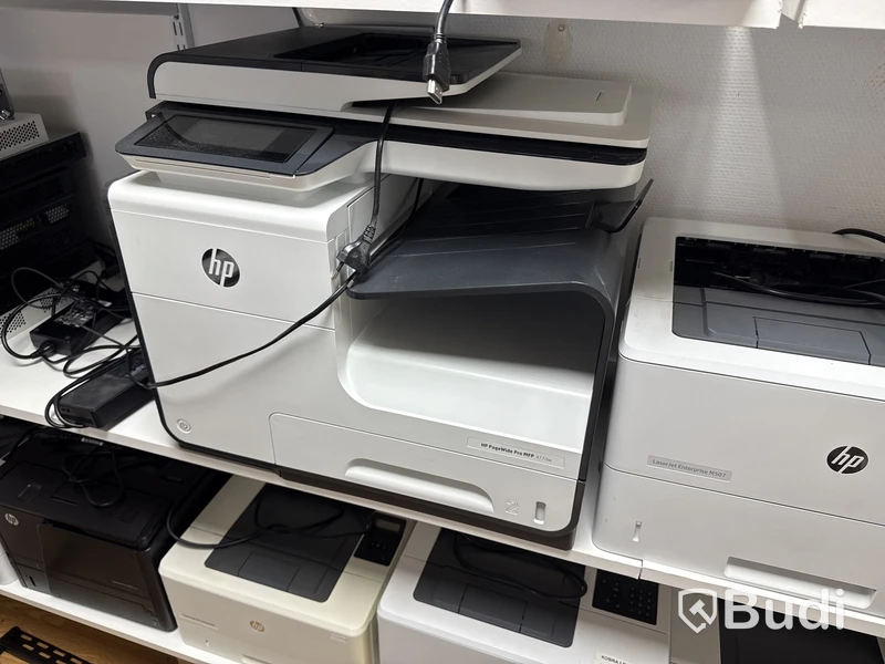 Skrivare, TV-apparater och accesspunkter från Cisco, rack, datorskärmar och övrig elektronik