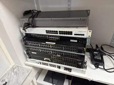 Skrivare, TV-apparater och accesspunkter från Cisco, rack, datorskärmar och övrig elektronik