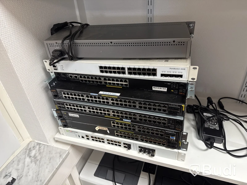 Skrivare, TV-apparater och accesspunkter från Cisco, rack, datorskärmar och övrig elektronik