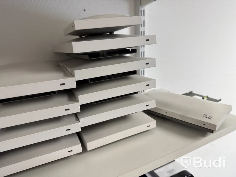Skrivare, TV-apparater och accesspunkter från Cisco, rack, datorskärmar och övrig elektronik